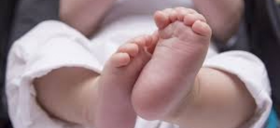 Trovato un bimbo abbandonato lungo il ciglio della strada